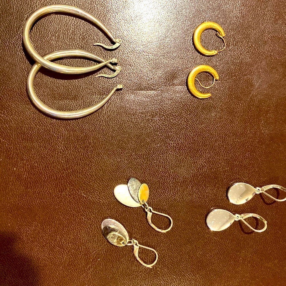 FOUR pair of earrings, two hoops, two lever back drop earrings
